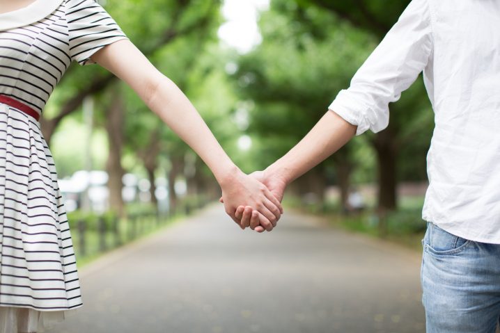 手を握る 意味は デートで手を握る男性の心理 ワクワクコラム