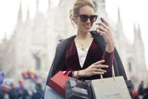 パトロンに援助を受けている女性